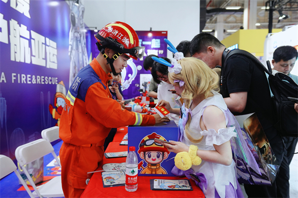 动漫节上燃新“焰” 浙江消防卡通展位点亮安全教育新篇章